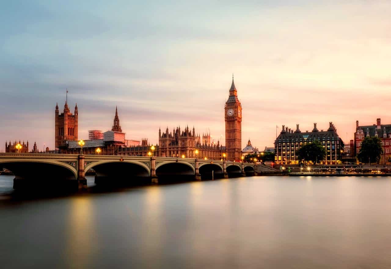 about-02 Scenic view of Big Ben and Westminster Bridge over the Thames River at sunset in London, UK.